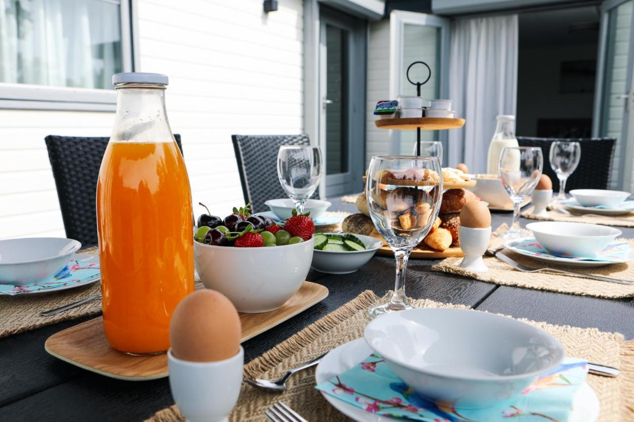 Ruim Chalet In Het Hart Van ZeelandHeinkenszand エクステリア 写真